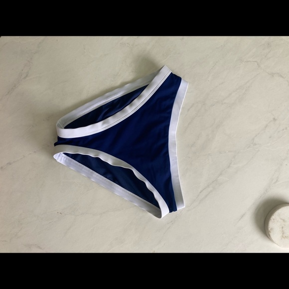 Crop Top Bikini - Picture 5 of 10